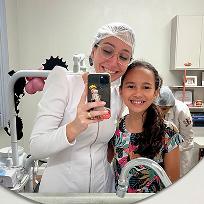 Criança feliz no dentista durante atendimento infantil